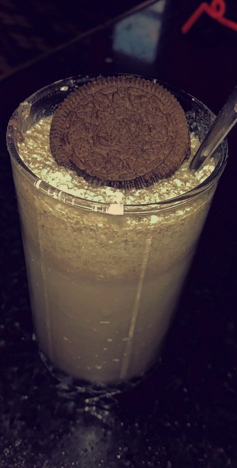 Oreo shake Oreo Shake Snap, Oreo Shake, Oreo Milkshake, Shake Recipes, Snap Food, Food Snapchat, Glass Of Milk, Oreo, Snapchat