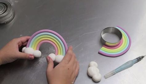 Fondant Rainbow Cake Topper, Gökkuşaği Pasta, Kue Fondant, Fondant Rainbow, Rainbow Cake Topper, Cakes To Make, Pony Cake, Unicorn Birthday Cake, Cake Topper Tutorial