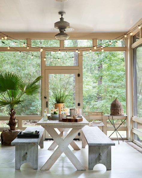 "We eat every meal out here," say the owners of the screened-in side porch in this rustic South Carolina getaway. They found the bee skep in an Atlanta garden store.   - HouseBeautiful.com Design Per Patio, Veranda Design, Table And Benches, Porch Design Ideas, Screened Porch Designs, Balkon Decor, Table Picnic, Building A Porch, Rustic Porch