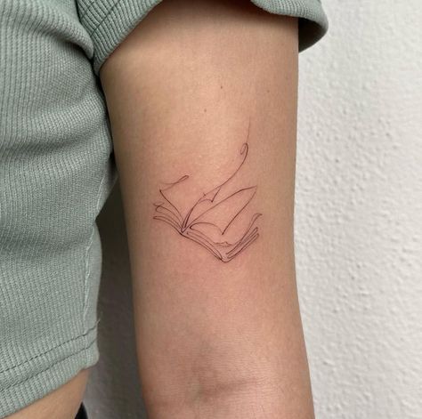 Unique Bookish Tattoos, Light Academia Tattoo, Classic Literature Tattoos, Fantasy Book Tattoo Ideas, Book Related Tattoos, Fantasy Book Tattoo, Small Book Tattoo, Literature Tattoos, Reader Tattoo