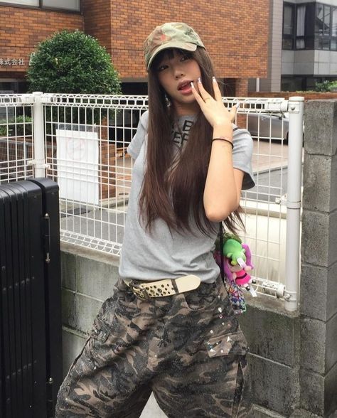 2000s Japanese Fashion, Vintage Bridesmaids, Camo Outfits, 2000s Fashion Outfits, Camo Pants, Girl Fits, Japanese Street Fashion, Foto Inspiration, How To Pose