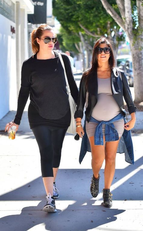 Kourtney Kardashian Pregnant, Kardashian Pregnant, Pregnant Mommy, Estilo Kim Kardashian, Preggo Fashion, Mommy Outfits, Kardashian Outfit, Fun Pictures, Pregnant Celebrities