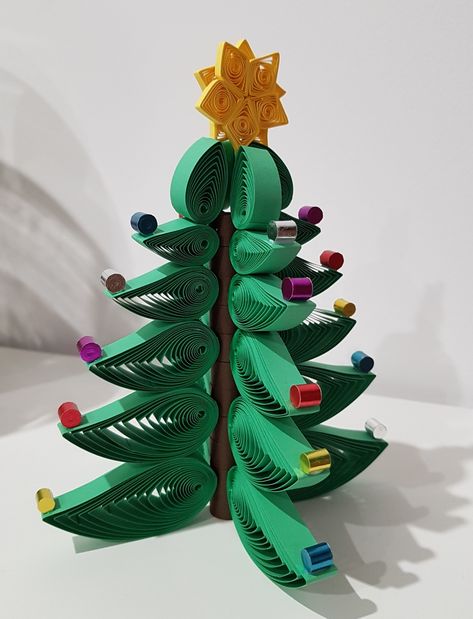 Quilled Christmas tree Arte Quilling, Easy Christmas Treats, Desain Quilling, Origami And Quilling, Origami Jewelry, Quilling Christmas, 3d Quilling, What Is Christmas, Quilling Paper Craft