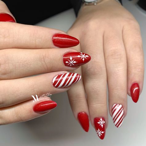 Stilleto Christmas Nail, Christmas Nails Pointy, Christmas Stilleto Nails, Nail Winter, Christmas Nail Colors, Diy Menu, Red Nails Glitter, Red Christmas Nails, Pointy Nails