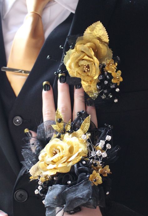 Prom Corsage Ideas, Gold Corsage Prom, Gold Corsage, Black Corsage, Corsage Ideas, Prom Gold, Prom Corsages, Prom Corsage And Boutonniere, Boutonnieres Prom