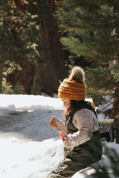 Toddler Hiking Outfit, Kids Hiking Outfit, Photography In The Snow, Playing In Snow, Mountain Fashion, Snow Hiking, Outfit Hiking, Adventure Family, Mountain Outfit