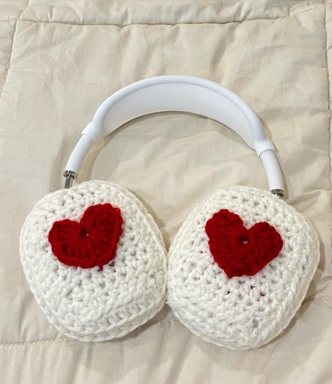 Apple Headphones Crochet Cover, Apple Headphones Cover, Knit Headphone Cover, Apple Headphones Case, Red Headphones Aesthetic, Red Crochet Projects, Headphone Crochet Cover, Headphones Crochet Cover, Headphone Cover Crochet