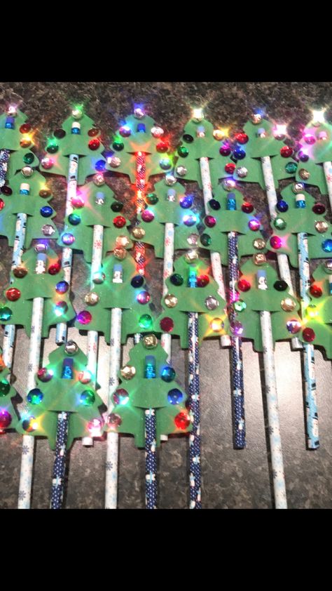 Christmas tree pencil toppers. Super easy for school favors. Christmas Tree Pencil, Crafts 2024, Pencil Crafts, Christmas Crafting, Pencil Toppers, Crafty Projects, Christmas Crafts Diy, Crafts Diy, Holiday Crafts