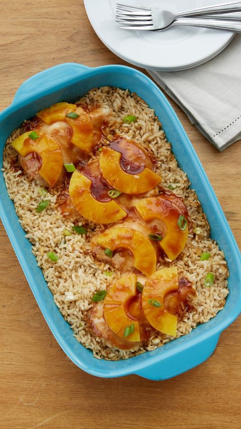 One-Dish Hawaiian Chicken Bake Recipe - This easy dinner packed with teriyaki chicken, rice and pineapple slices will be your new favorite summer casserole. Teriyaki Chicken Rice, Teriyaki Chicken Casserole, Chicken Bake Recipe, Chicken Rice Bake, Baked Teriyaki Chicken, Teriyaki Chicken And Rice, Hawaiian Chicken, Chicken Bake, Easy Baked Chicken