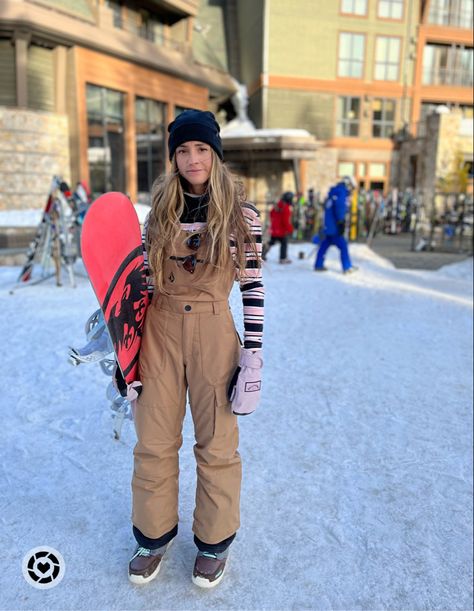 Snowboard style winter snow outfit ideas Snowboarding Style Women, Japanese Snowboard Fashion, Patagonia Ski Outfit, Cute Snowboard Outfits, Snowboard Fashion Women, Outdoor Skating Outfit Winter, Ski Bib Outfits For Women, Women’s Snowboard Outfit, Snowboard Style Womens