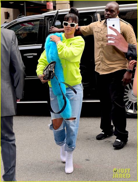 Rihanna Wears Neon Green Sweatshirt & Bright Blue Fur Stole Before the Met Gala | rihanna wears neon green sweatshirt before met gala 03 - Photo Green Sweatshirt Outfit, Green Hoodie Outfit, Neon Sweatshirt, Rihanna Street Style, Looks Rihanna, Side Stripe Trousers, Rihanna Outfits, Street Style 2017, Rihanna Style