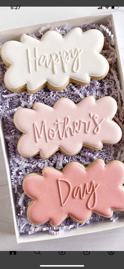 Mom Decorated Sugar Cookies, Royal Icing Cookies Mothersday, Decorated Mother's Day Cookies, Mothers Day Biscuits, Mother Day Sugar Cookies, Mothers Day Cookies Royal Icing, Simple Mother’s Day Cookies, Mother’s Day Sugar Cookies Royal Icing, Mothers Day Sugar Cookies Decorated