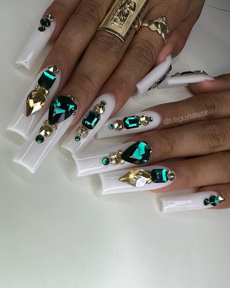 Maguy💅🏻💞 on Instagram: “✨☁️ . . @bluestreakcrystals Code:MAG5. . . . @youngnailsinc #whitenails . .…” White Nails Snake Charm, Edgy Nails, Rhinestone Nails, Green Nails, Best Acrylic Nails, White Nails, Cute Acrylic Nails, Short Nails, Long Nails