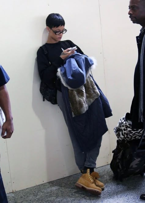 Rihanna Airport, Rihanna Short Hair, Rihanna Street Style, Aaliyah Style, Rihanna Outfits, Rihanna Photos, Lax Airport, Outfits 2016, Rihanna Style