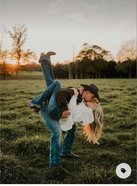 Country Couple Photoshoot, Country Couple Photos, Western Engagement Pictures, Western Couple Photoshoot, Western Engagement Photos, Western Photo Shoots, Fall Couple Pictures, Western Couple, Country Couple Pictures