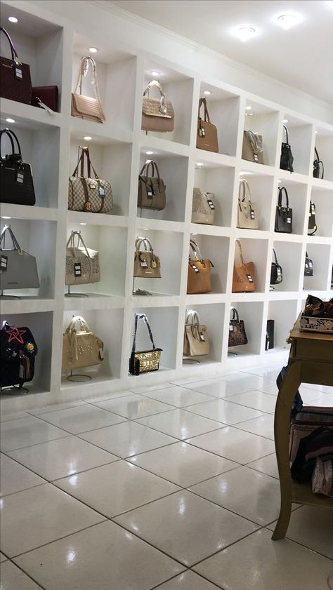 Bag Showroom Interior, Ladies Boutique Interior Design, Gay Nails, Bag Store Display, Small Shop Interior, Shoe Store Design, Store Shelves Design, Handbag Display, Cat Gym