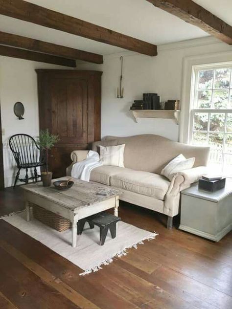 Living room.  Shows wooden beams and nice accents to the light furinture Colonial Living Room, Primitive Living Room, Elegant Farmhouse, American Farmhouse, French Country Living Room, Primitive Homes, Casa Vintage, Living Comedor, Country Living Room