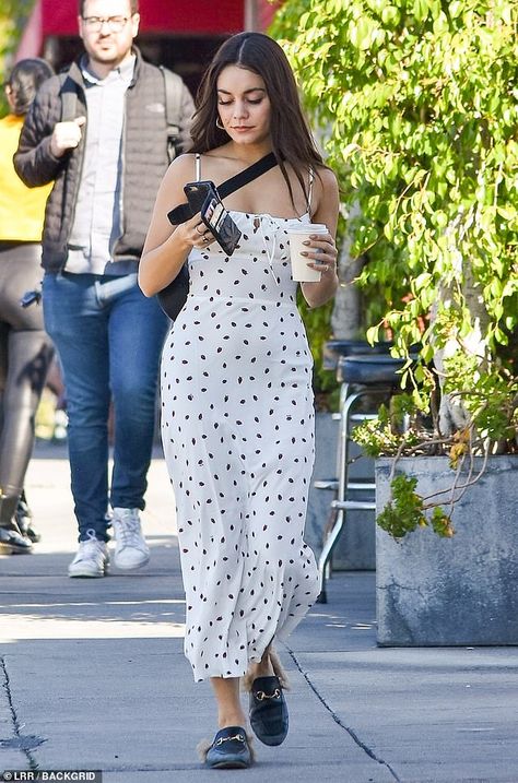 Vanessa Hudgens Street Style, Loafers Street Style, Vanessa Hudgens Outfits, Estilo Vanessa Hudgens, Street Style Autumn, Oxfords Outfit, Newly Single, Vanessa Hudgens Style, Paint The Town Red