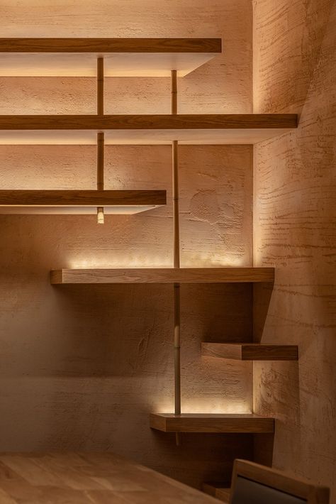 tsutsumi and associates applies an asanoha pattern to japanese restaurant Japanese Retail Design, Japanese Wall Shelves, Japanese Shelf Design, Kanso Japanese Interior, Japanese Wall Decoration, Japanese Lighting Design, Japanese Shelf, Shelving Lighting, Japanese Decor Ideas