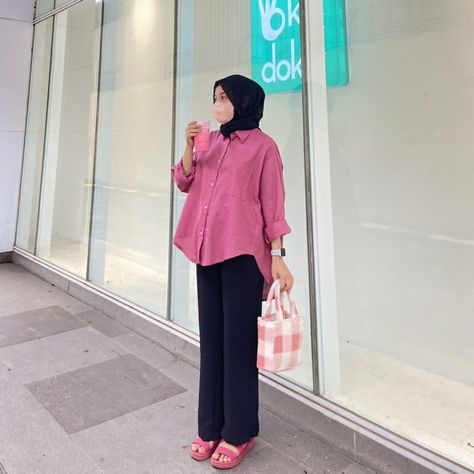 Ootd Hijab Style, Black Hijab, Oversized Linen Shirt, Linen Shirts Women, Muslim Fashion Hijab Outfits, Style Hijab, Casual Hijab Outfit, Muslim Fashion Hijab, Oversize Shirt