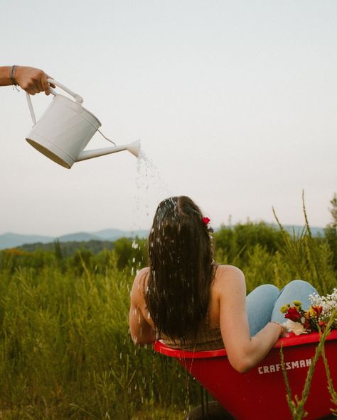 bringing back my favorite session from last summer🌸✨🌞 ✿ ✿ ✿ ✿ 🏷️: #northgeorgiaphotographer #lifestylephotography #northgeorgiaphotographer #photographer #seniorsunday #seniorsession #seniorphotographer #seniorphotoshoot #lifestylephotography #lifestyleshoot #explorepage #explorepage† #ellijaygaphotographer #collegephotographer #photographerlife #reelsinstagram #instagramreels #reels #lifestylephotography #lifestylephotographer #couplephotography #couplephotographer #mackinzyeonfilm Creative Fun Photoshoot Ideas, Wheelbarrow Photoshoot Ideas, Wheel Barrel Photoshoot, Wheelbarrow Photoshoot, Growth Photoshoot, Detail Photoshoot, Daisy Photoshoot, Wheelbarrow Flowers, Film Lifestyle