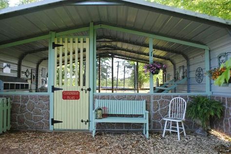 Carport turned chicken coop or rabbitry with a covered "porch" - LOVE this idea. Farm Set Up, Dollar Tree Chicken Coop Ideas, Creative Chicken Coop, Indoor Chicken Coop Ideas, Chicken Enclosure Ideas, Chicken Coop Landscaping Ideas, Farm Yard Ideas, Carport Chicken Coop, Chicken Yard Ideas