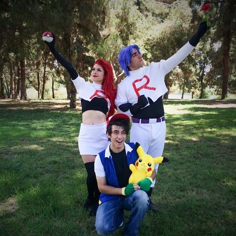 Pokemon Cosplay - Traci Hines as Jessie and Leo Camacho as James Jesse And James Cosplay, Ash Ketchum Cosplay, Jessie And James, Pokemon Cosplay, Epic Cosplay, Halloween 2016, Team Rocket, Mens Halloween Costumes, Cosplay Outfits