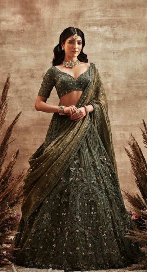 Bridal Lengha, I Want Her, Reception Lehenga, Indian Outfits Lehenga, Lehenga Designs Simple, Taking A Picture, Traditional Blouse Designs, Indian Bridal Lehenga, Green Lehenga