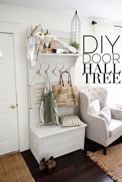 DIY hall tree - Made from an old door! Such a simple build & great for a small entryway for function and beauty! Shabby Chic Entryway, Door Hall Trees, Ingangs Decor, Koti Diy, Rustic Entryway, Small Entryway, Hall Tree, Farmhouse Homes, Diy Door