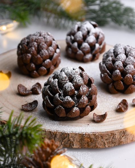 Dreaming of These Bite-Sized Christmas Treats! - So Yummy - Video Recipes, Easy Dinner Ideas & Healthy Snacks | So Yummy Cluster Ornaments, Easy Dinner Ideas Healthy, Edible Luster Dust, Chocolate Cereal, Brunch Cake, Penguin Cakes, Recipes Easy Dinner, Dinner Ideas Healthy, Cake Pop Sticks