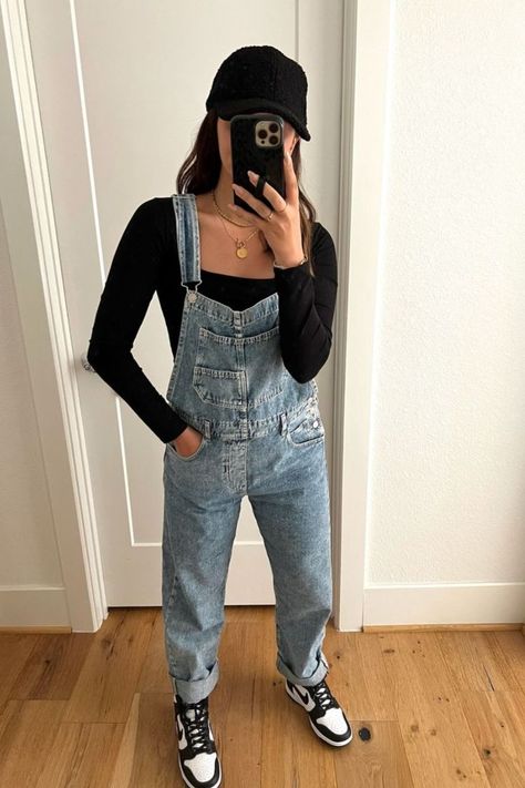 Jean Overall Outfits Winter, Jeans Overall Outfit, Overall Fall Outfits, Overall Outfit Winter, Womens Overalls Outfits, Nail Inspo Winter, Overalls Outfit Fall, Jean Overall Outfits, Cute Overall Outfits