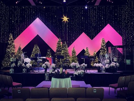 Xmas Stage Decoration, Stage Set Design Christmas, Christmas Scenography, Stage Design Christmas, Winter Concert Stage Decorations, Christmas Program Stage Decorations, Christmas Stage Decorations, Christmas Setup, Studio Room Design