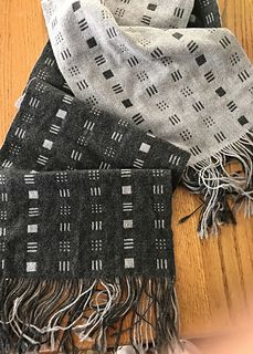 Handwoven Clothing, Handwoven Scarves, Make A Scarf, Rigid Heddle Weaving Patterns, Weaving Scarfs, Weaving Patterns Design, Cashmere Scarves, Weaving Loom Projects, Rigid Heddle Weaving