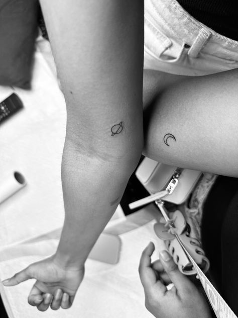 Sister Fine Line Tattoo, Partner Tattoos, Cousin Tattoos, Twin Tattoos, Tattoo Placements, Daughter Tattoo, Matching Sister Tattoos, Spine Tattoos For Women, Mother Daughter Tattoos