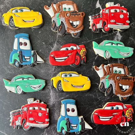 HBD un poco atrasadito al niño consentido de mi familia (que justo nació un día antes de día del abuelo 🥹) y es súper fan de Rayo McQueen! 🏎️🎉 Estas galletas obvioooo fueron hechas con mucho amor para celebrar su día especial y viajaron (junto con un pastel aunque usted no lo crea) hasta Puebla 📦🚗✨ Mi cuñada tuvo que hacerla de pastelera por un día y encargarse de la decoración!😎 pero el pastel llegó intacto! Quieres verlo o que te mande el tuyo?! 😱 #CumpleañosEspecial #GalletasDeCars #Lig... Pastel, Fan