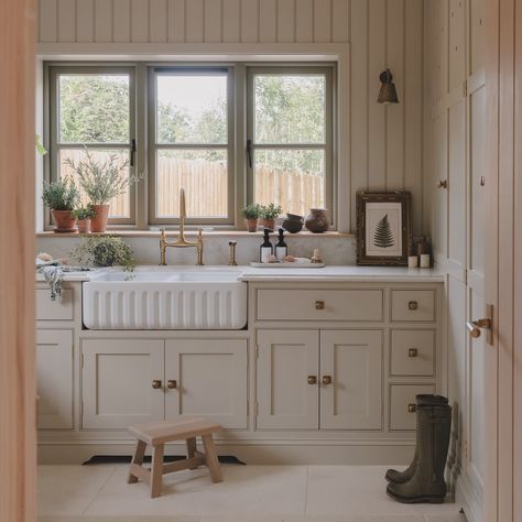 Anna Jennings | Holly Oak House (@holly_oak_house) • Instagram photos and videos Holly Oak House, Cottage House Kitchen, Nancy Myers, Utility Area, Armac Martin, Oak House, Instagram Kitchen, Cabinetry Design, Kitchen Cabinet Colors