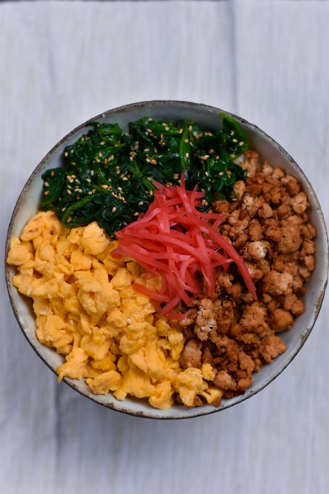 Chicken Donburi Recipe, Unagi Donburi, Chicken And Egg Donburi, Soboro Donburi, Donburi Recipe, Blanched Spinach, Donburi Bowl, Chicken Rice Bowl, Minced Chicken