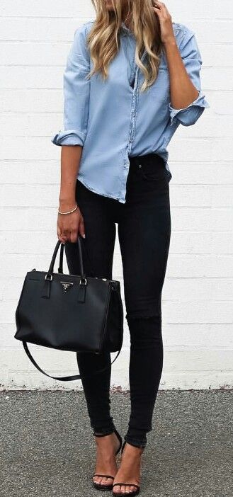 Wear to work/ business casual/ black jeans with denim button down top/ prada purse/ black prada back Bridget Bardot, Mode Tips, Summer Trends Outfits, Mode Casual, Fashion Blogger Style, Mode Inspo, Australian Fashion, Fashion Mode, Business Casual Outfits