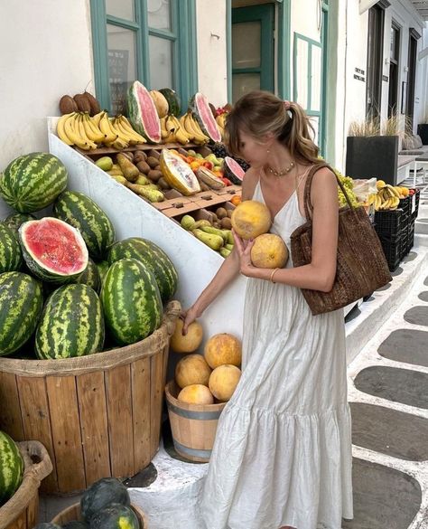 Soft Life Era, Italian Fashion Summer, Spring Teacher Outfits, Fruit Stand, Soft Life, 사진 촬영 포즈, Italy Aesthetic, Europe Summer, A Fruit