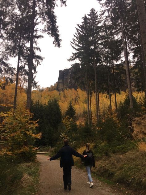 Hiking Aesthetic Family, Fall Adventure Aesthetic, Autumn Hike Aesthetic, Autumn Hiking Aesthetic, Pnw Fall Aesthetic, Fall Walks Aesthetic, Fall Vision Board Ideas, Oregon Fall Aesthetic, Fall Hike Aesthetic