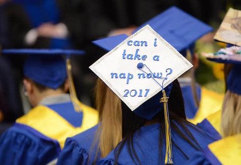 Cap Ideas Graduation, College Funny, Creative Graduation Caps, Graduation Cap Ideas, Grad Caps, Cap Decoration, Cap Ideas, Graduation Caps, Graduation Cap Decoration