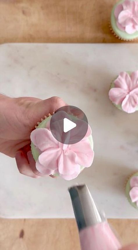 Creating buttercream flowers is my favorite way to adorn spring cupcakes. Using my flat top cupcake technique simplifies the decorating process. When I'm set to start piping, I equip a pastry bag with a tip 125 and load it with buttercream. Stirring gel color into the buttercream helps reduce bubbles, making it easier to pipe beautiful flowers. #cupcakedecorating #piping #pipingskills #buttercreamflowers #cupcakesofinstagram @bakedbydan Buttercream Spring Flowers, Easy Buttercream Flowers Tutorial, Easy Flower Cupcakes Decorating, Icing Tips Guide Piping Techniques, Flower Decorated Cupcakes, Flower Cupcake Tutorial, Flat Top Cupcakes, Easy Flower Cupcakes, Cake Frosting Techniques