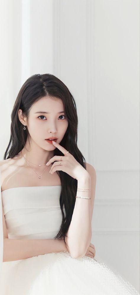 Douyin Fashion, Iu Wallpaper, Iu Hair, Studio Photography Poses, Classy Couple, Korean Products, Private Life, Famous Women, Korean Celebrities