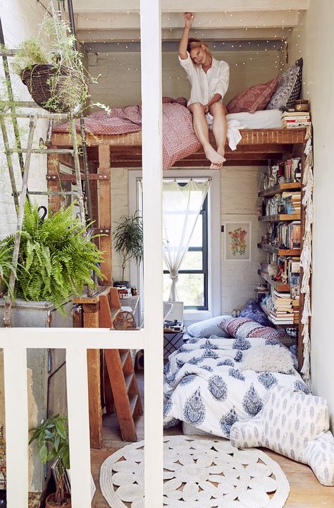 I love the bookshelves. Bookshelves automatically give a room a feeling that nothing else can. Små Rum Lidt Plads, Design Ložnic, Interior Boho, Bohemian Bedroom, Bedroom Loft, Space Decor, Design Del Prodotto, Decorating Small Spaces, Bunk Bed