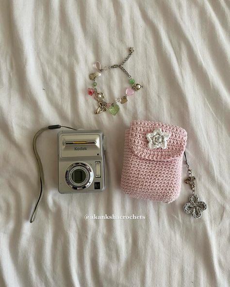 🌷🍀🎧in honor of kimi ni todoke season 3… here are some kimi ni todoke inspired pieces i made!! i made this digicam case a while ago, inspired by sawako’s phone charm (and it’s perfect for a camera bc of kazehaya’s camera charm 🤭) the bracelet is a more recent project i made with @joobyrumi’s jooby jar & @encharmkits jewelry kit!! i think it’s sooo sawako coded and adorable 😭 digicam case pattern by @abitgrey & yarn from @lovecraftscom #crochet #kiminitodoke #crochetersofinstagram #sawakoku... Crochet Case Phone, Crochet Digital Camera Case, Sawako Charm, Crochet Camera Pouch, Crochet Camera Case, Crochet Camera Bag, Camera Pouch, Current Aesthetic, Camera Charm