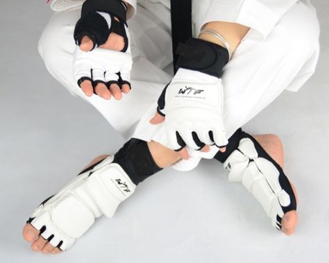 Taekwondo Aesthetic, Kou Diabolik Lovers, Sparring Gear, Taekwondo Training, Karate Martial Arts, Tae Kwon Do, Team Training, Sports Gloves, Training Gear