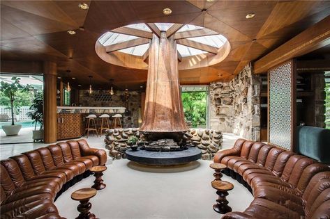 Dallas midcentury house asks $1.7M - Curbed Houses In Dallas Texas, Midcentury House, Midcentury Home, Mid Century Modern Living, Mid Century Modern Living Room, Organic Architecture, Dream Living, Round House, Mid Century Modern House