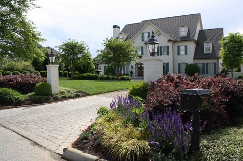 Driveway Landscape Lighting, End Of Driveway Ideas Entrance, Driveway Makeover, Curved Driveway, Woodland Yard, Driveway Entry Landscaping, Edge Garden, Driveway Garden, Driveway Entrance Landscaping