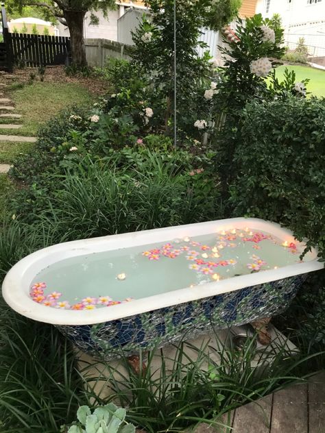 Outdoor Bath Photoshoot, Outdoor Bathtub Photoshoot, Airbnb Hot Tub Ideas, Clawfoot Tub Outside, Outdoor Shower With Clawfoot Tub, Old Bathtub Ideas Garden Outdoor Baths, Outdoor Bathtub Aesthetic, Victorian Bathtub Aesthetic, Garden Bathtub