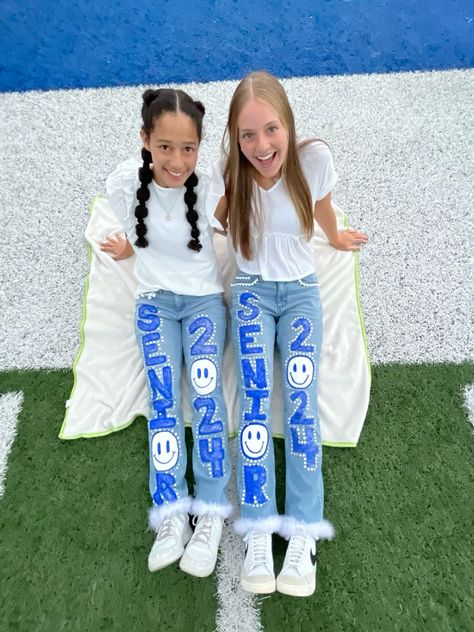 Senior 2023 Jeans Ideas, Pep Rally Overalls, Senior Diy Outfits, Sprit Week Pants, Spirit Day Shirts Diy, Senior Year Jeans 2024, Painting Pants For Homecoming, Spirit Day Pants Ideas, Senior Jean Ideas Painted